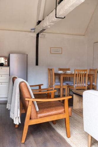 Cosy Cotswolds Cottage Farm Stay - Shepherds Rest in 萊奇萊德