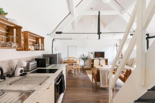 Cosy Cotswolds Cottage Farm Stay - Shepherds Rest in 萊奇萊德