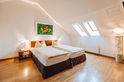 1 queen bed, 1 sofa bed