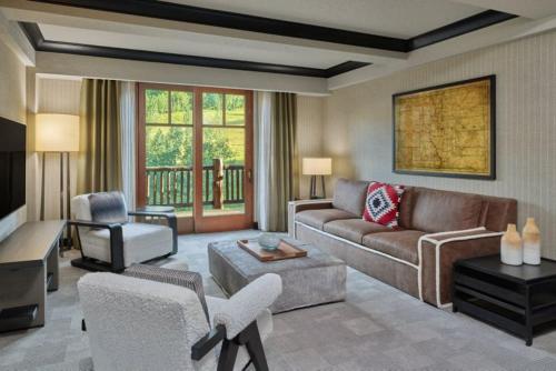 Bachelor Gulch Ritz-Carlton 2 Bedroom Mountain Residence With Ski In, Ski Out Access, Hot Tub, And Full Service Spa in Avon, USA