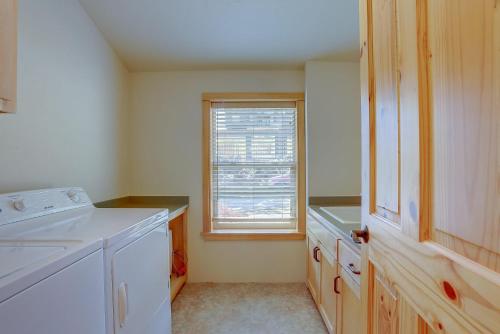 Hutson's Bridgeview **30 Day minimum** - image 12