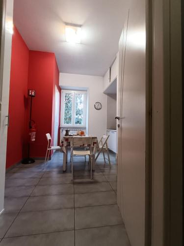 廚房, Adriatic Room 50 m dalla stazione Ferroviaria di Ciampino e dalla navetta aeroportuale in 羅馬錢皮諾機場
