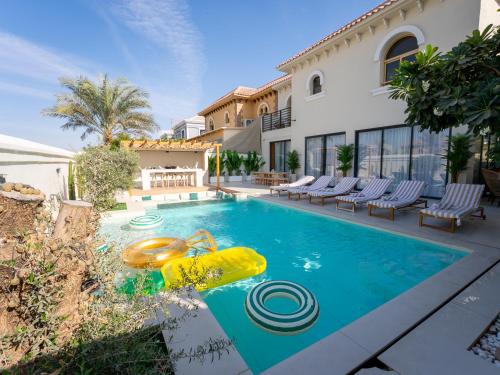 Luxurious Villa 5BHK with Pool BBQ and Full Time Housemaid Assistance - live in, Dubai