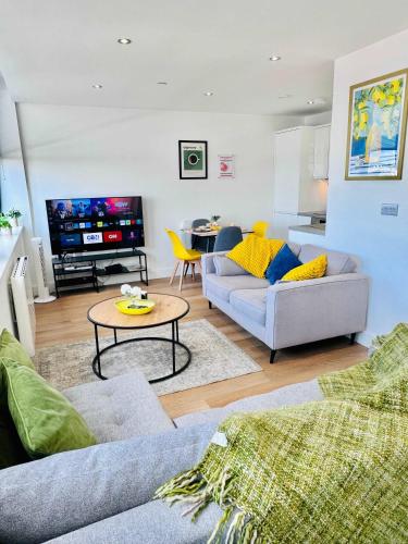 Stunning Old Trafford Apartment - Tap to explore photos