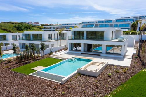 Peldbaseins, Peralta Beach - Award Winning Exquisite Dream Villa with Infinity Pool in Praia Da Areia Branca