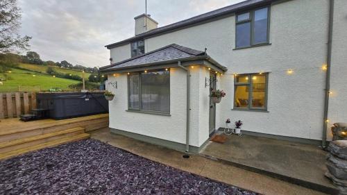 Cwm Uchaf Holiday Home, hot tub and horse view! in 格瑟林