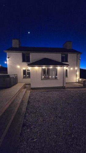 Cwm Uchaf Holiday Home, hot tub and horse view! in 格瑟林