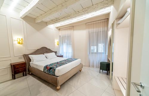 1 queen bed, 1 sofa bed