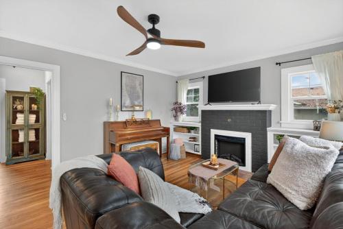 Warm and Inviting 3BR Craftsman with Big Kitchen – khách sạn tại Esther Short