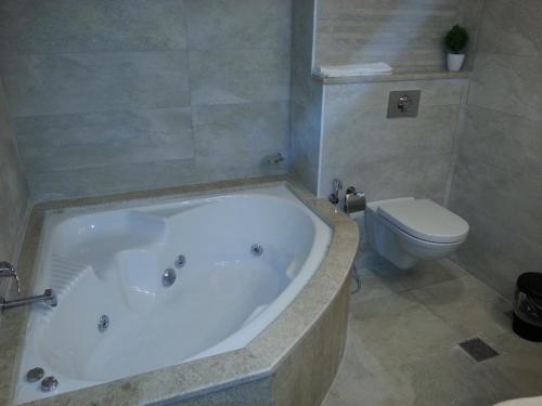 Badestamp, Royal Suites in Nablus