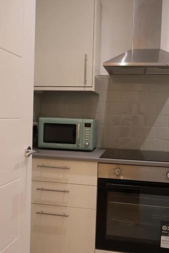 Elegant 3BR Apt at Haymarket - image 2
