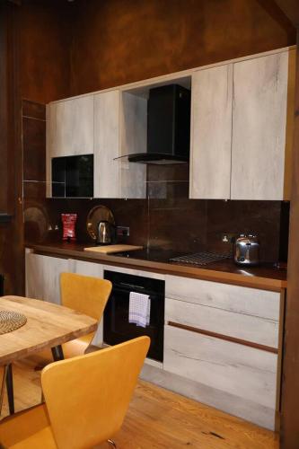 Stockbridge 1BR with Parking - image 12