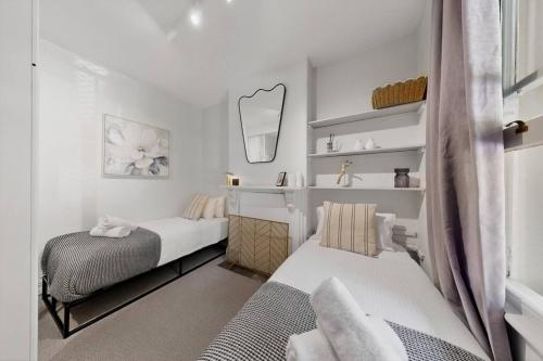 Charming Waterloo Terrace - image 11