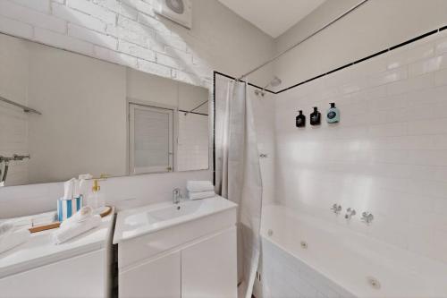 Bathroom, Charming Waterloo Terrace in Waterloo