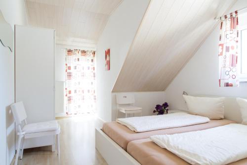 2 bedrooms, 3 beds