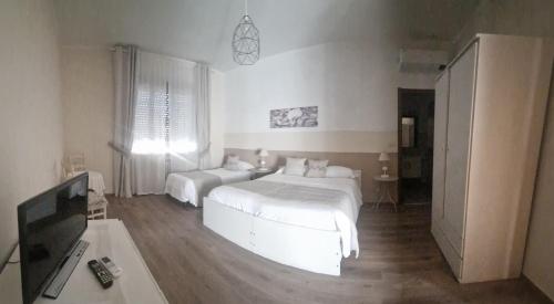 1 queen bed, 2 twin beds