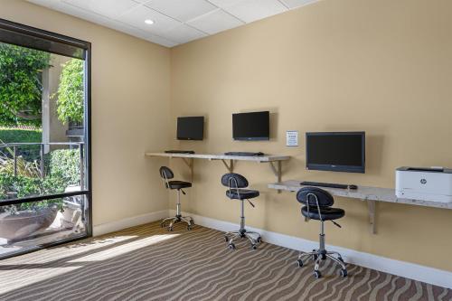 Best Western Plus South Coast Inn - image 12
