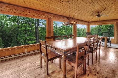 Blue Moose Private pool spa sauna lake access in Mille-Isles (QC)
