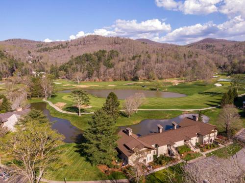 Lakeside Living at Hound Ears in Valle Crucis, USA