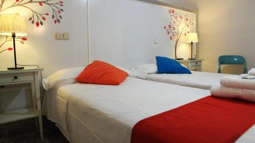Twin Room with Private Bathroom image 1