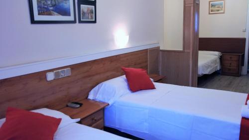 Triple Room with Shared Bathroom image 2