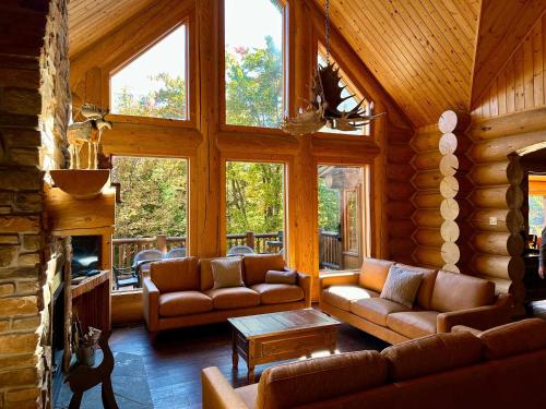 Blue Moose Private pool spa sauna lake access in Mille-Isles (QC)