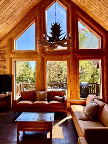 Blue Moose Private pool spa sauna lake access in Mille-Isles (QC)