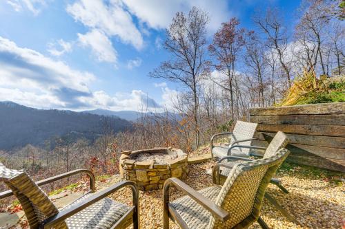 Elevated Cabin Bordering Smoky Mountain Natl Park in Bryson City, USA