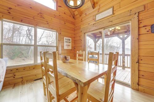 Elevated Cabin Bordering Smoky Mountain Natl Park in Bryson City, USA
