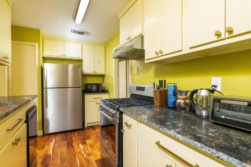 Kitchen, Spacious Spot for World Cup - Up to 6 Fans! in Highland Meadows