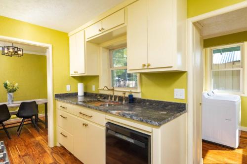 Kitchen, Spacious Spot for World Cup - Up to 6 Fans! in Highland Meadows