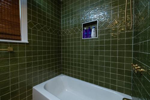 Bathroom, Spacious Spot for World Cup - Up to 6 Fans! in Highland Meadows