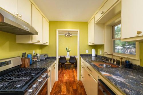 Kitchen, Spacious Spot for World Cup - Up to 6 Fans! in Highland Meadows