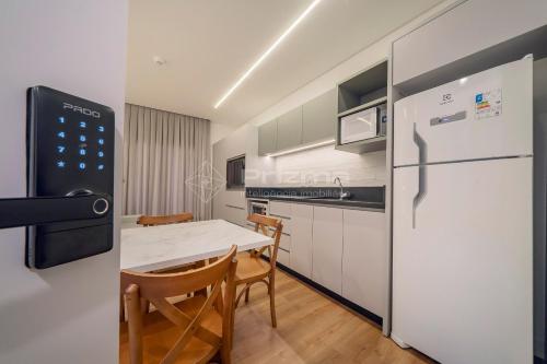 313 Flat Moderno e Bem Localizado a 120 metros da praia de Bombinhas Até 4 Pessoas – khách sạn tại Bombinhas
