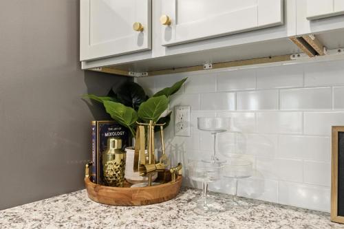 New Listing The Neutral Nook with Firepit - image 5