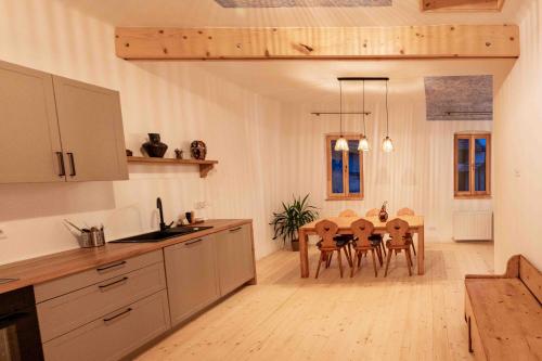 virtuve, Curte la Munte - charming village house in Sebesu De Sus