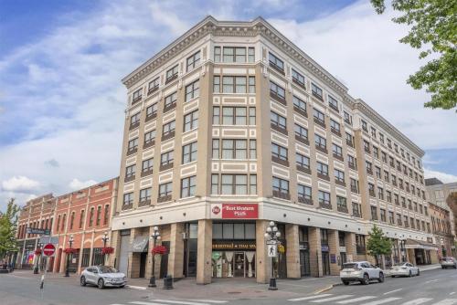 BEST WESTERN PLUS Carlton Plaza Hotel in Victoria, Canada
