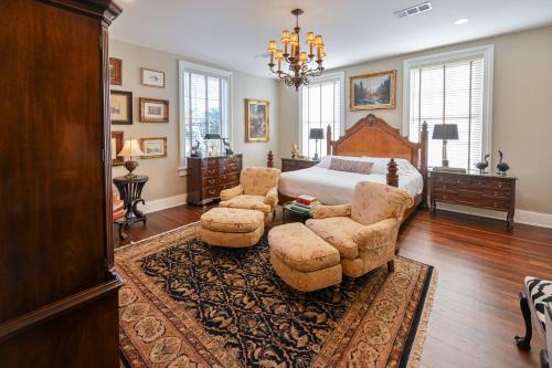 Magnolia Hall - Henderson Suite - King Suite - image 5