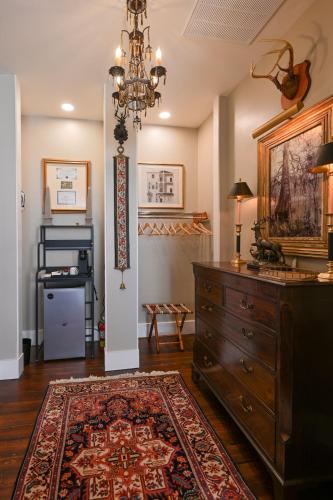Magnolia Hall - Henderson Suite - King Suite - image 4