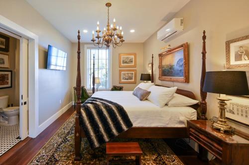 . Magnolia Hall - Armstrong Suite - King Suite