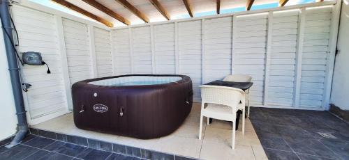 Spa, Bungalow Pink Lemon & SPA in Massioux