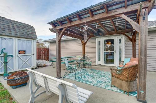 Route 66 Gem! Charming Litchfield Home w/ Yard in Litchfield (Illinois)