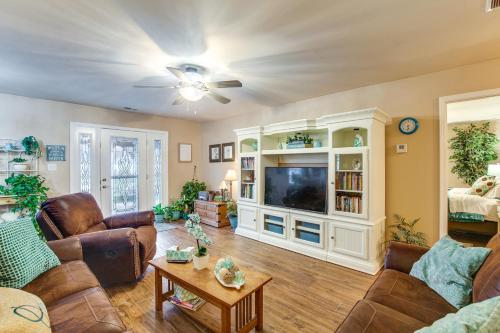 Route 66 Gem! Charming Litchfield Home w/ Yard in Litchfield (Illinois)