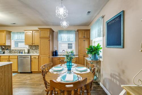 Route 66 Gem! Charming Litchfield Home w/ Yard in Litchfield (Illinois)