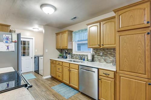 Route 66 Gem! Charming Litchfield Home w/ Yard in Litchfield (Illinois)