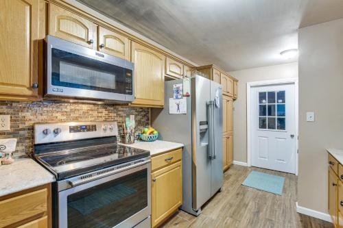 Route 66 Gem! Charming Litchfield Home w/ Yard in Litchfield (Illinois)