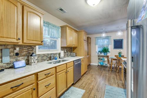 Route 66 Gem! Charming Litchfield Home w/ Yard in Litchfield (Illinois)