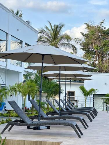 Peldbaseins, Newport Hotel in Kpong