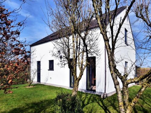 Holiday home in peaceful setting and large garden gîte à louer Racelles