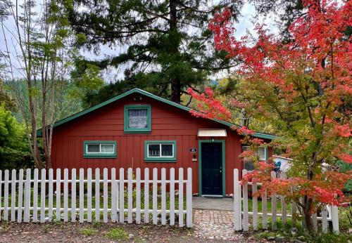 . Avenue of the Giants Caraway Cottage (#3)